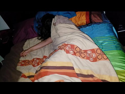 ❤️ Nevlastní syn buzeruje svou mladou nevlastní matku, zatímco ona spí. ️❌ Tvrdé porno u cs.tradeis.top ❌❤